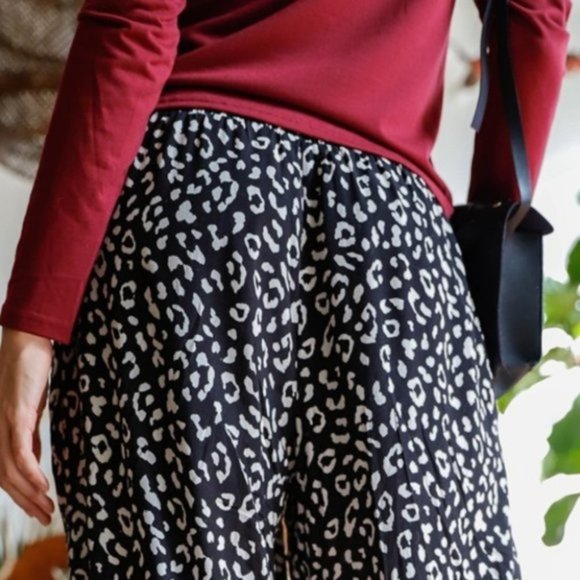 Wild Animal Print Wide Legged Pants - Picture 4 of 6